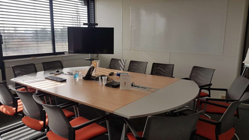 Salle Renoir parfaite pour une réunion d'équipe avec sa table ovale