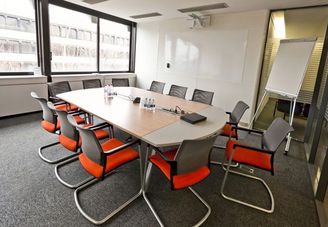 Salle Renoir parfaite pour une réunion d'équipe avec sa table ovale