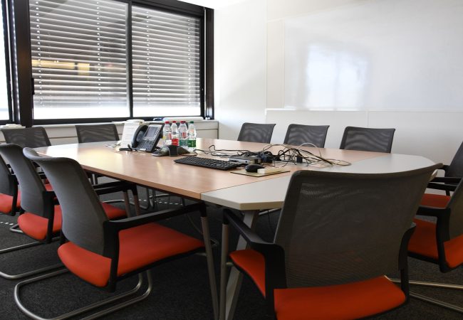 Salle Renoir parfaite pour une réunion d'équipe avec sa table ovale