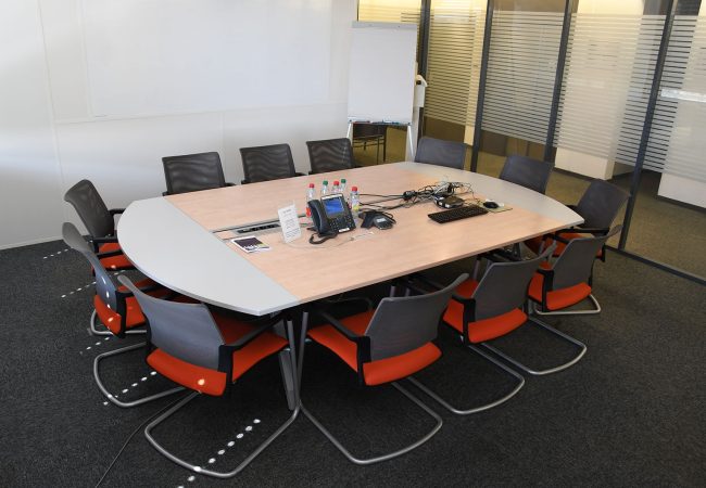 Salle Renoir parfaite pour une réunion d'équipe avec sa table ovale