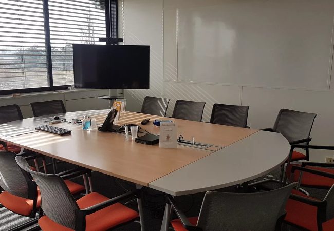 Salle Renoir parfaite pour une réunion d'équipe avec sa table ovale