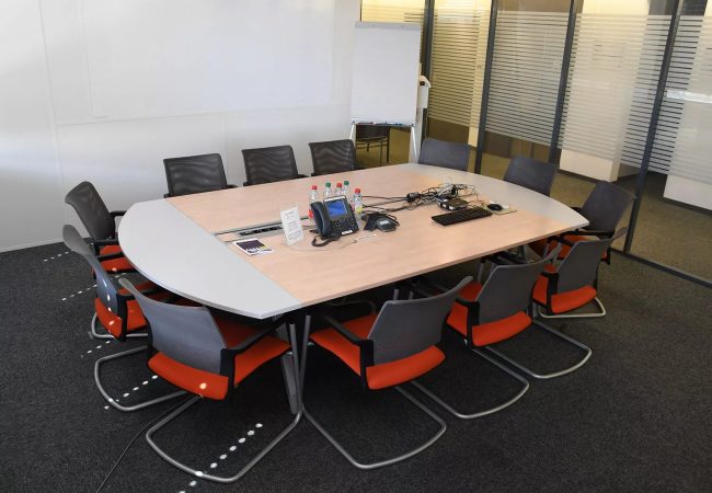 Salle Renoir parfaite pour une réunion d'équipe avec sa table ovale